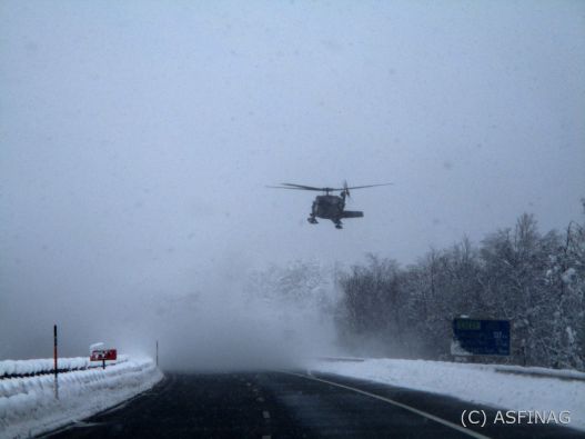 ASFINAG: Spektakulärer Winterdienst-Einsatz im Tiroler Unterland auf A 12 – Mit Blackhawk-Hubschrauber gegen Schneelast auf Bäumen
